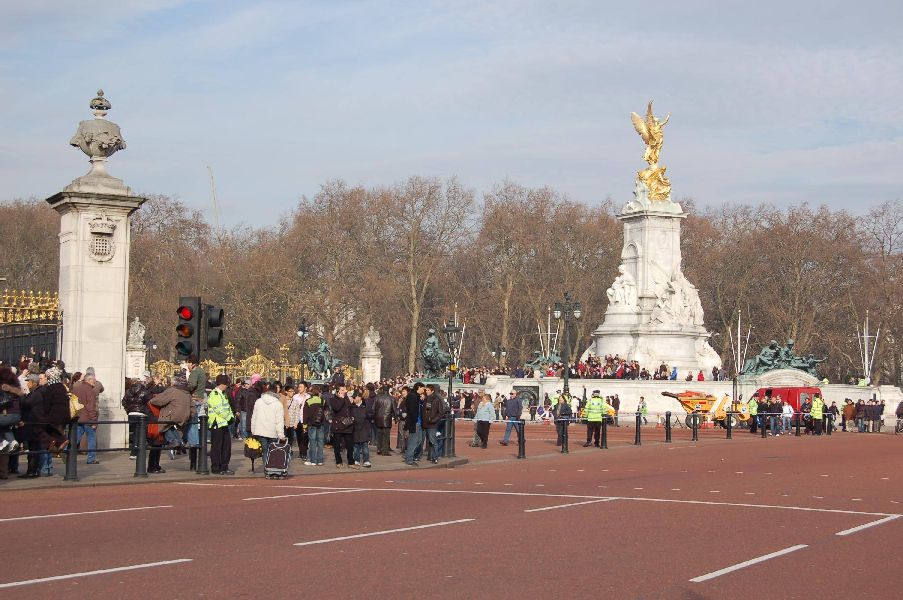 <i><b>London - 022</b></i>